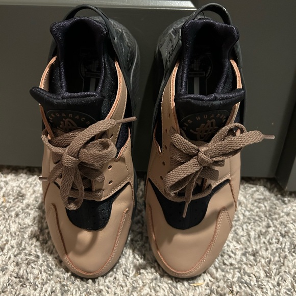 Nike Air Huarache "Toadstool" Sneakers - Picture 2 of 8